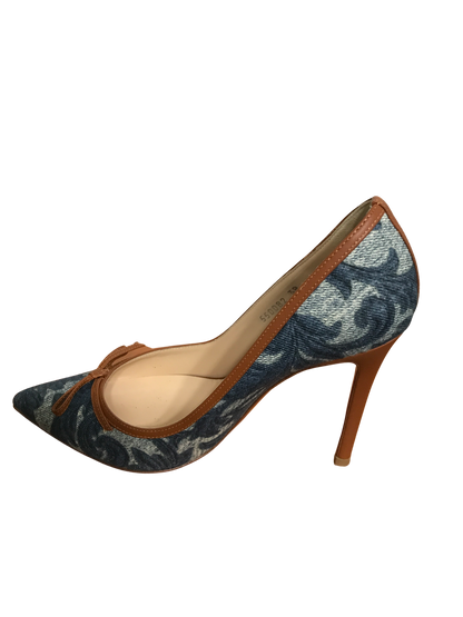 Arabesque pattern denim pumps