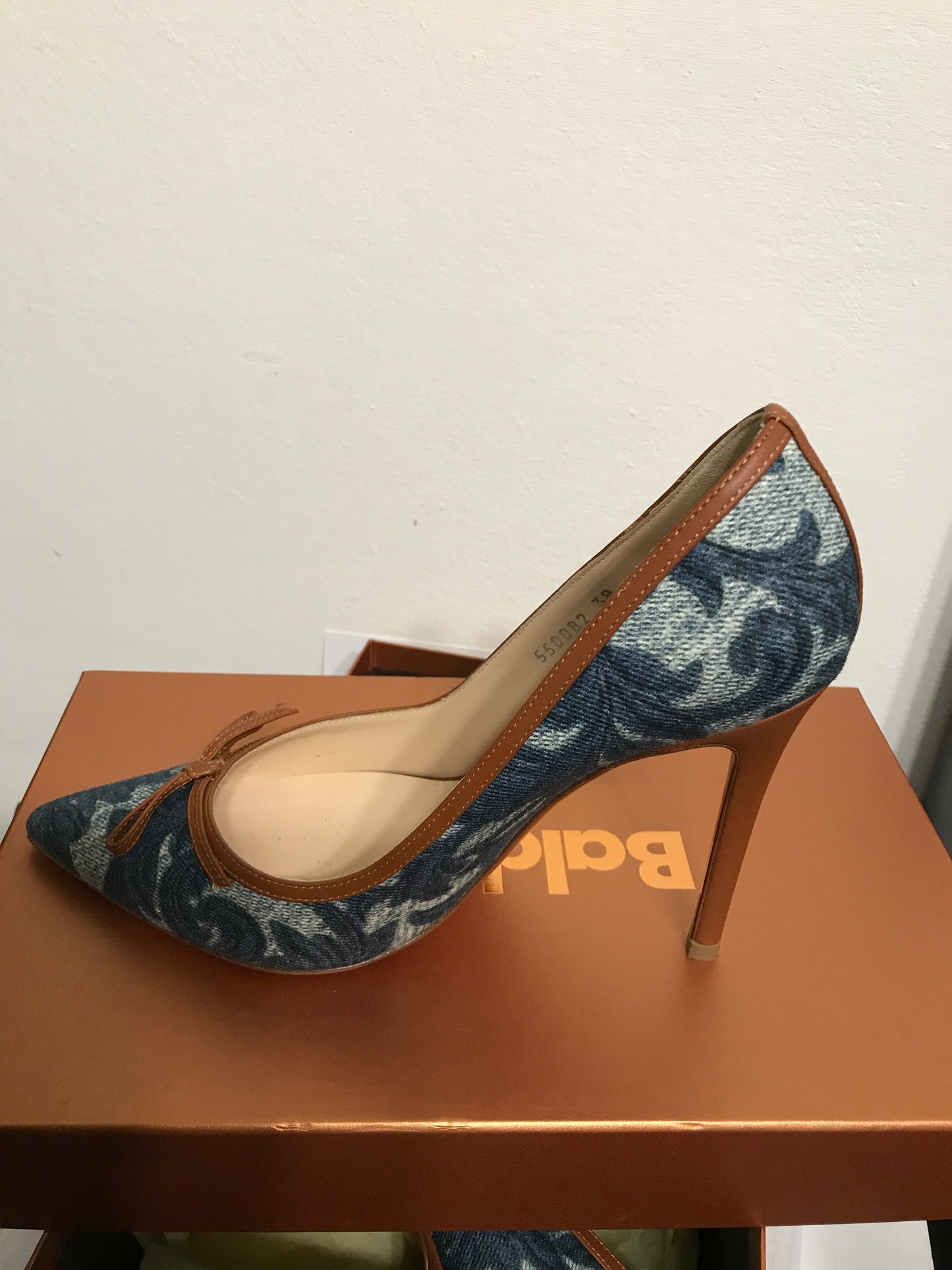 Arabesque pattern denim pumps