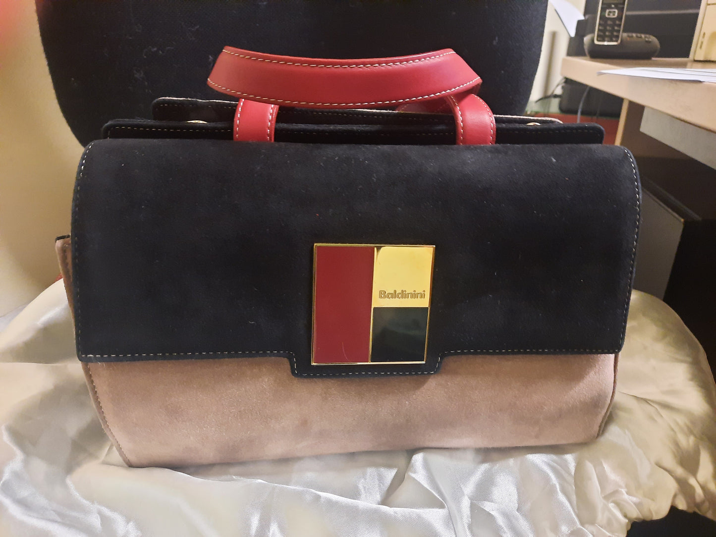 Borsa beige e nera